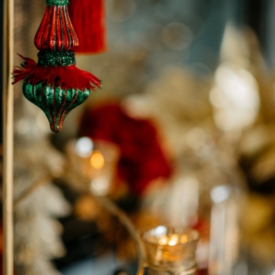 <p>Fiammeggiante girandole natalizia in alternativa al classico albero di Natale, in metallo dorato, h=cm.90, completo di palline di Natale in vetro e velluto, nappe in tessuto rosso e portacandele in vetro con tealights. Allegra, veloce da installare ed eterna nel tempo.</p> - Floralia