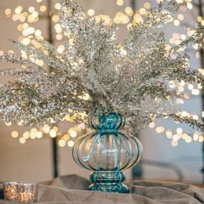 <p>Vaso ampolla vetro azzurro riempito con felci argentate glitterate.<br>

È il colore pantone classic blu per il Natale 2020.<br>

Something blu: Un tocco di semplice poesia per una delicata atmosfera.<br>

H=23 cm<br>

D=19 cm</p> - Floralia