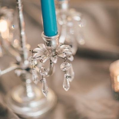 <p>Candeliere 4 fiamme in ottone massiccio argentato con pendenti in vetro (candele non incluse)</p><p>Ideale come centrotavola o per valorizzare un angolo della casa , ben abbinabile ai vasi classic blu proposti nel catalogo.</p><p>H=29 cm</p><p>L= 26 cm</p> - Floralia