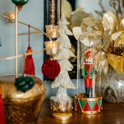 <p>Albero natalizio in resina dipinta off white e oro </p><p>Un tocco Natalizio per un piccolo spazio</p><p>H=48 cm</p> - Floralia