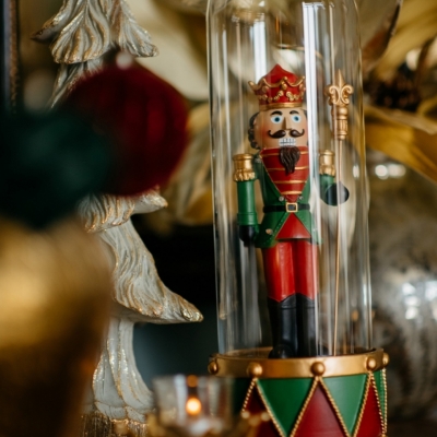 <p>Gendarme con elmo in polyresina in teca in vetro su tamburo, illuminato a led</p><p>Giocoso difensore della nostra serenità natalizia</p><p>H=40 cm</p> - Floralia