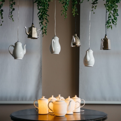 <p>Bright porcelain table teapot, bulb excluded.<br>
Do you remember Mary Poppin's and the tea on the ceiling? These luminous teapots seem to be made on purpose!</p> - Floralia